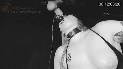 Graži mergina su tobulomis krūtimis prie šlovės skylės