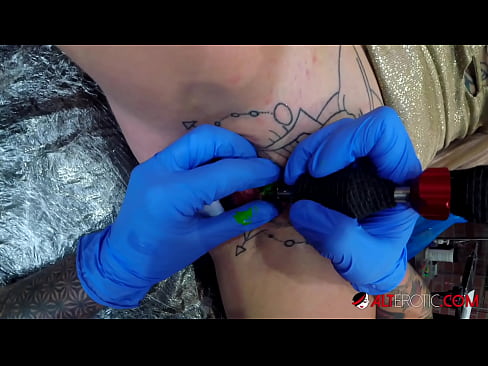 ❤️ Itin tatuiruota karšta Sully Savage gavo tatuiruotę ant savo klitorio ☑ Dulkinimo video prie lt.tvmarket.top